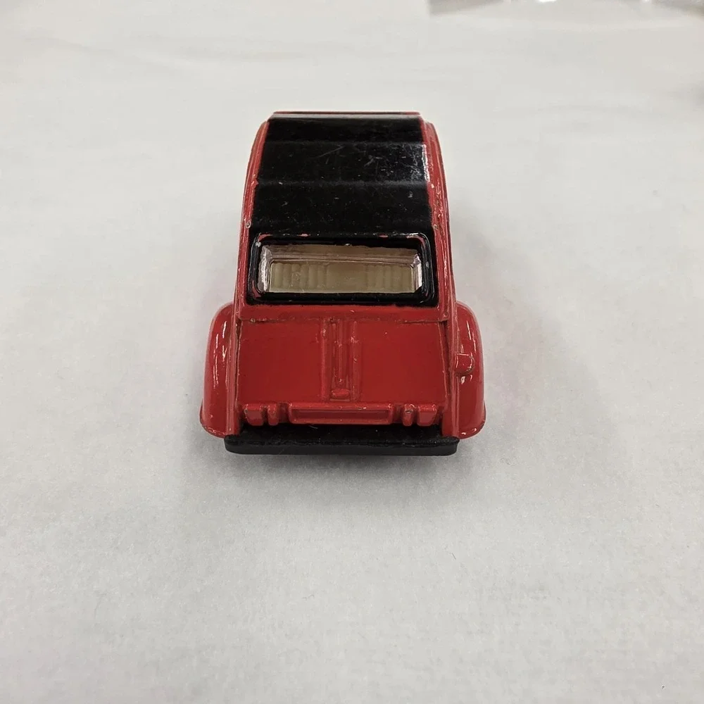 Matchbox Citroën 2CV 1:64 Diecast Car 1970 Red/Black Sunroof Vintage